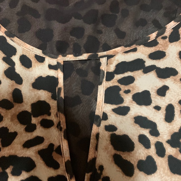 Stunning Leopard Print Blouse by Vince Camuto - Picture 3 of 3